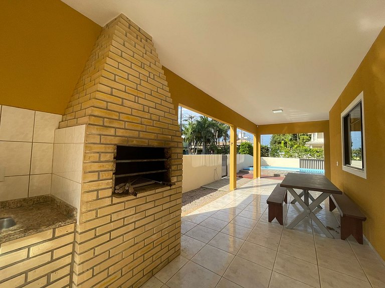 Cód 3 - Casa com piscina a 100 m do mar