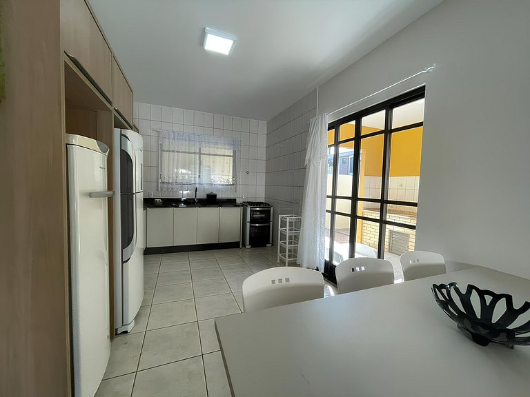 Cód 3 - Casa com piscina a 100 metros da praia
