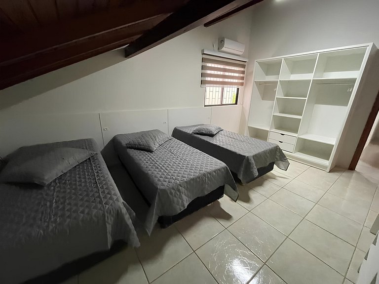 Cód 3 - Casa com piscina a 100 metros da praia