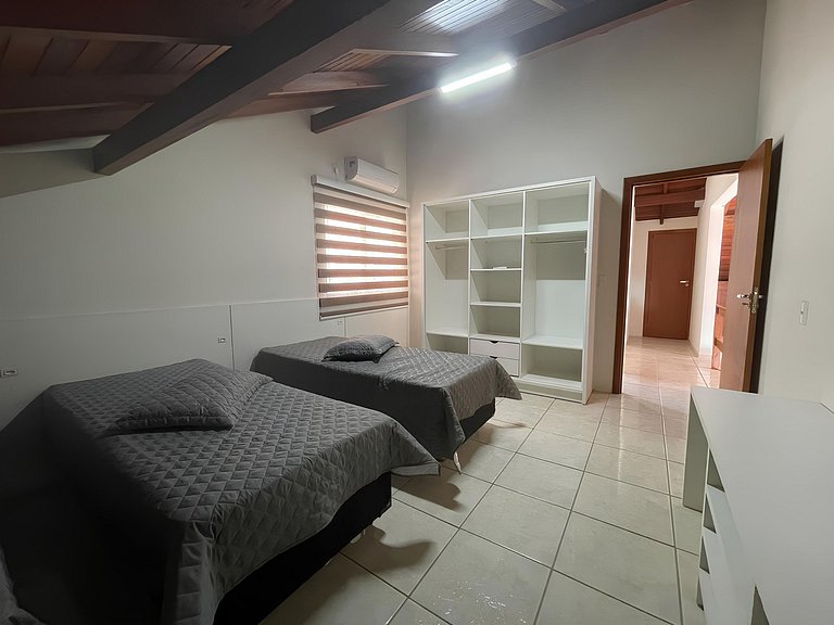 Cód 3 - Casa com piscina a 100 metros da praia