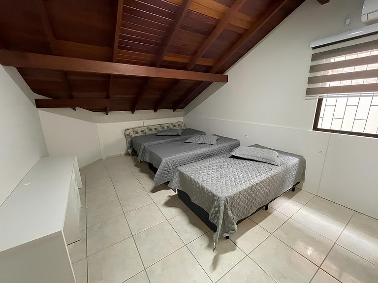 Cód 3 - Casa com piscina a 100 metros da praia
