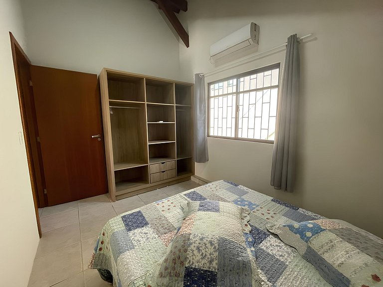 Cód 3 - Casa com piscina a 100 metros da praia