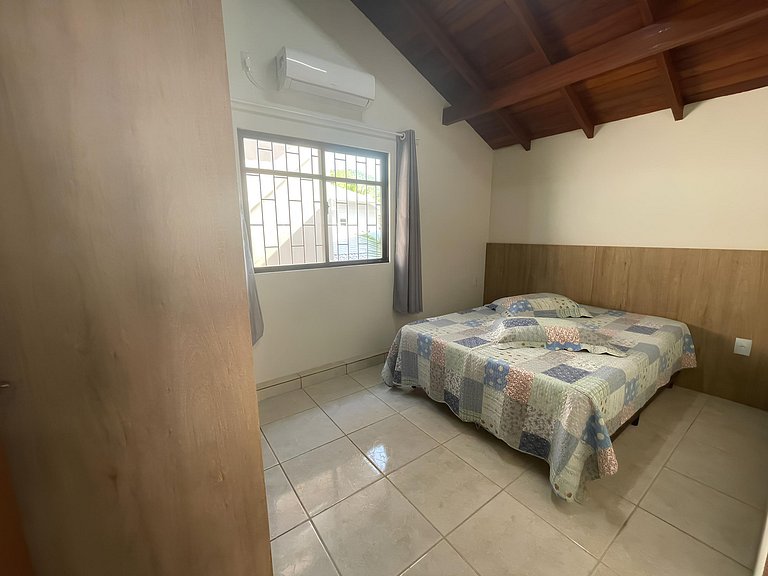 Cód 3 - Casa com piscina a 100 metros da praia