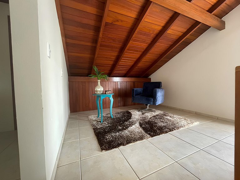 Cód 3 - Casa com piscina a 100 metros da praia