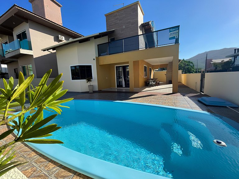 Cód 3 - Casa com piscina a 100 metros da praia
