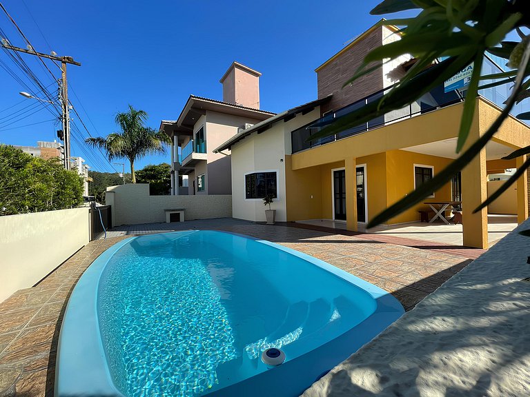 Cód 3 - Casa com piscina a 100 metros da praia