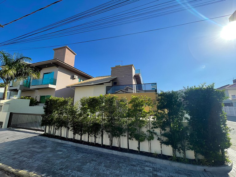 Cód 3 - Casa com piscina a 100 metros da praia