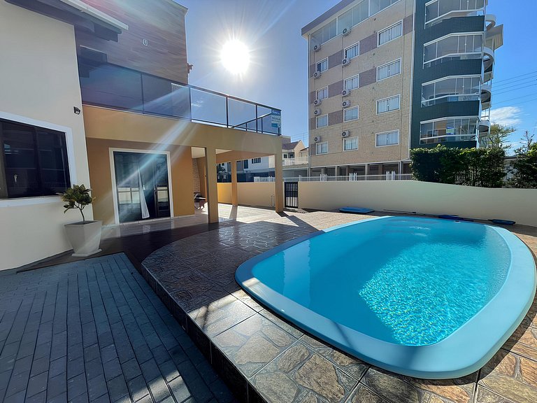 Cód 3 - Casa com piscina a 100 metros da praia