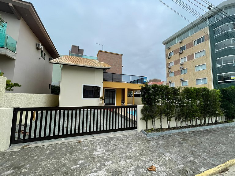 Cód 3 - Casa com piscina a 100 metros da praia