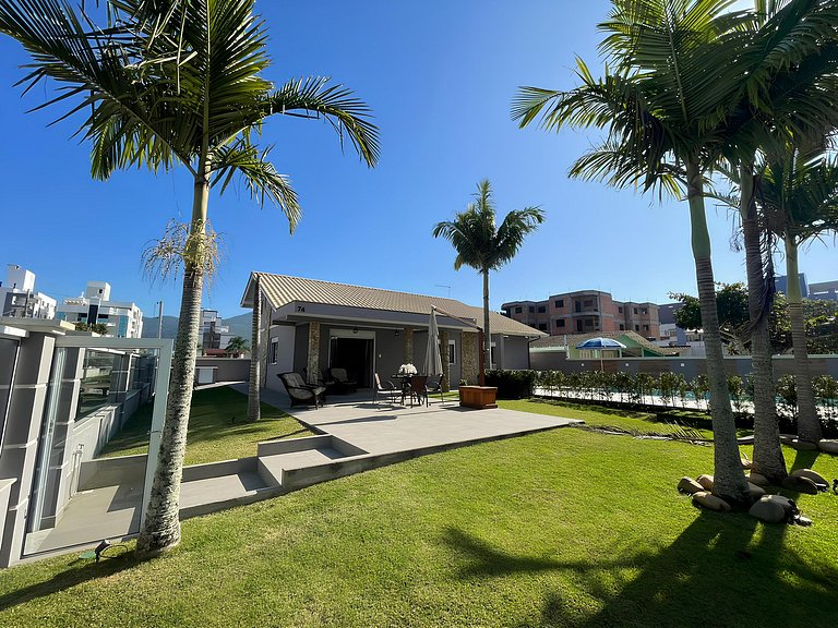 Cód 6 - Casa Sofisticada à 50 m do mar