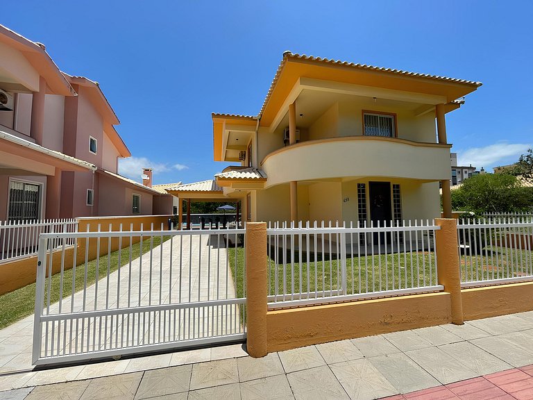 Cód 11 - Excelente casa localizada á 180m do mar