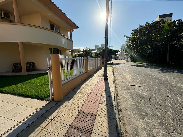 Cód 11 - Excelente casa localizada á 180m do mar