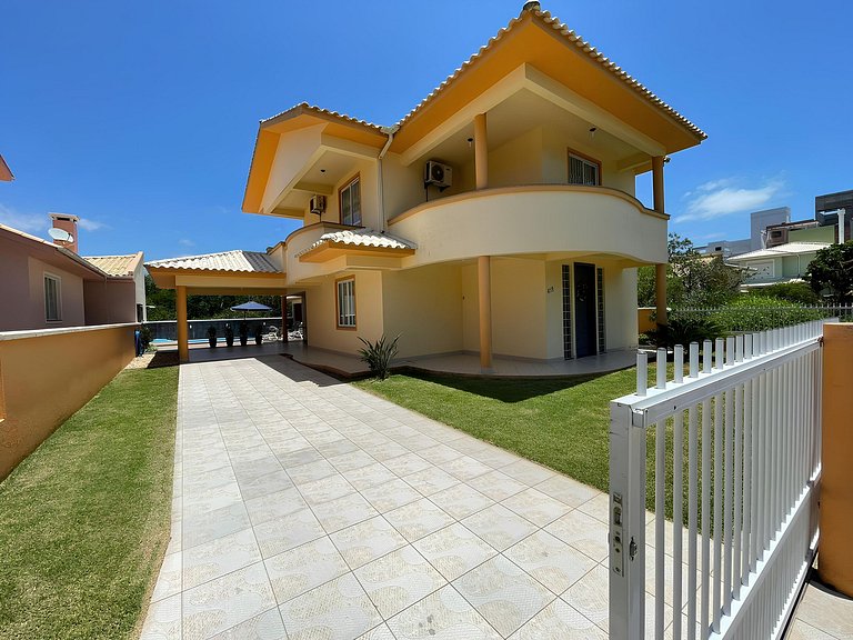 Cód 11 - Excelente casa localizada á 180m do mar