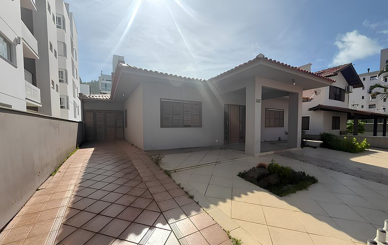Cód 16 - Casa a pouco a metros do mar