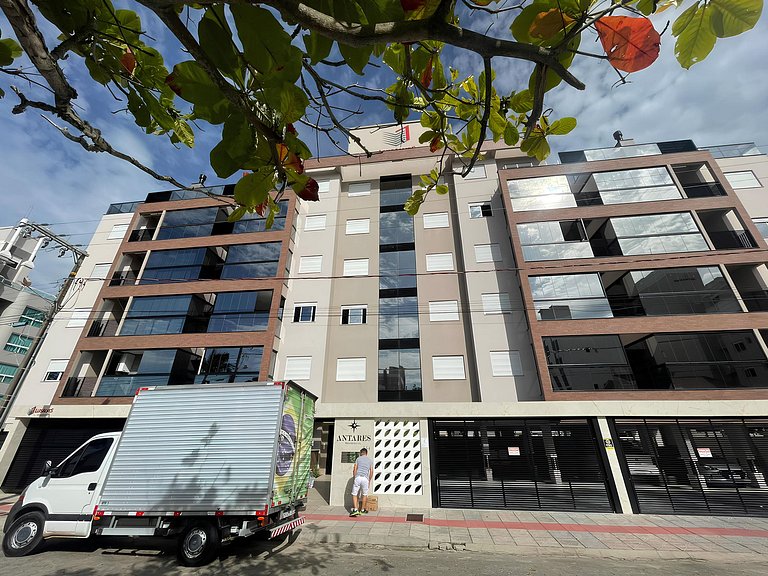 Cód 76 - Apartamento especular á 180 m do mar