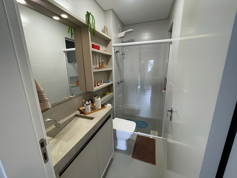 Cód 76 - Apartamento especular á 180 m do mar