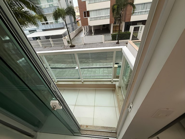 cód 81 - Apartamento de 3 dormitórios á 90m do mar.