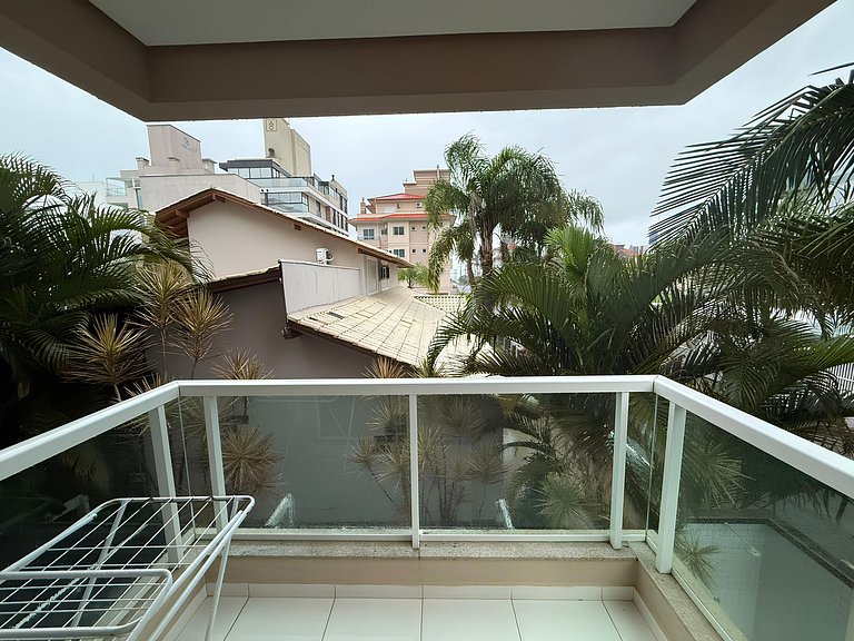 cód 81 - Apartamento de 3 dormitórios á 90m do mar.