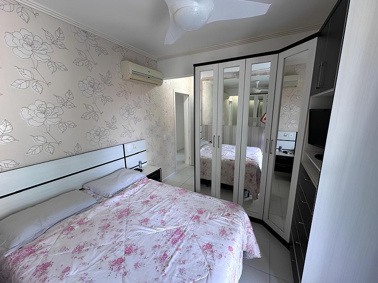 cód 81 - Apartamento de 3 dormitórios á 90m do mar.