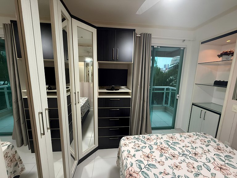 cód 81 - Apartamento de 3 dormitórios á 90m do mar.