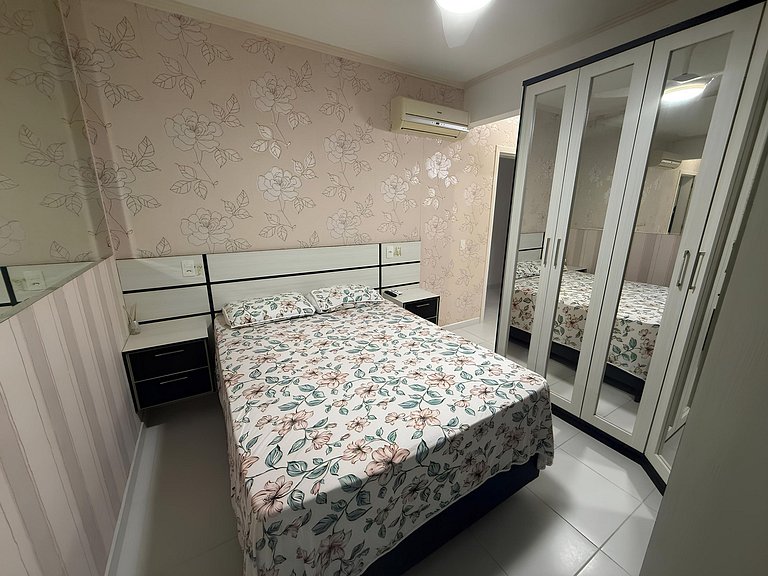 cód 81 - Apartamento de 3 dormitórios á 90m do mar.