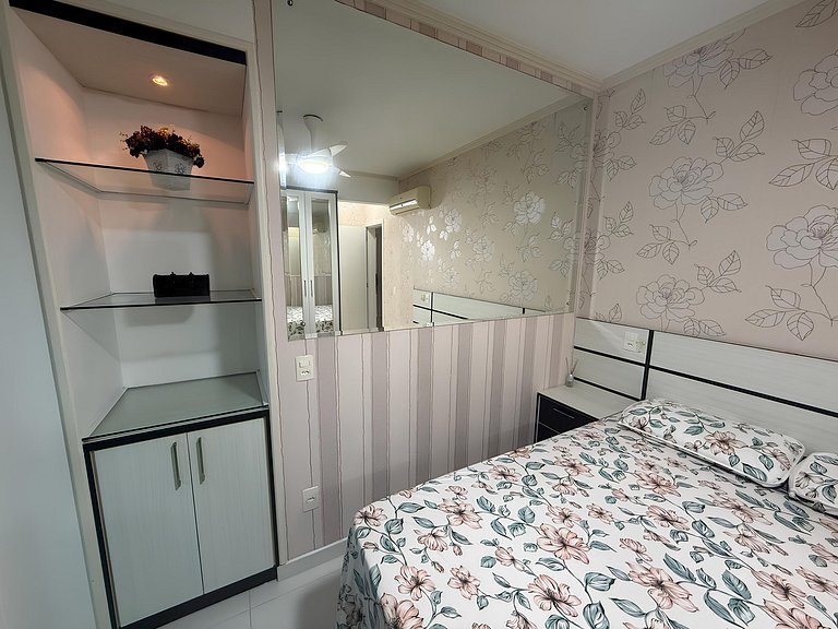 cód 81 - Apartamento de 3 dormitórios á 90m do mar.