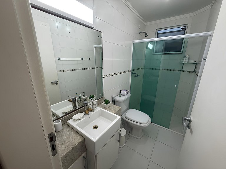 cód 81 - Apartamento de 3 dormitórios á 90m do mar.