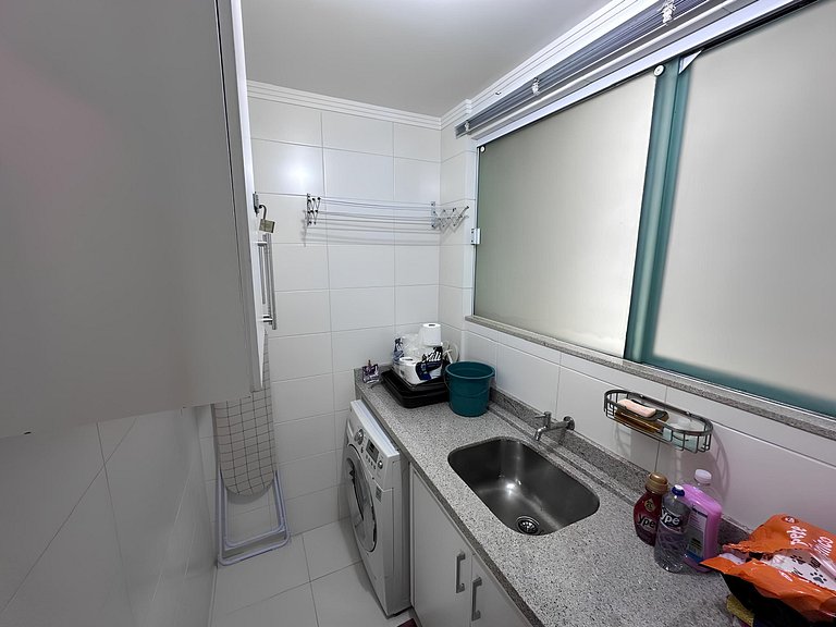 cód 81 - Apartamento de 3 dormitórios á 90m do mar.