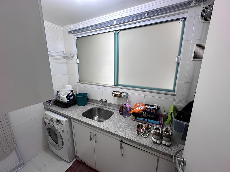 cód 81 - Apartamento de 3 dormitórios á 90m do mar.
