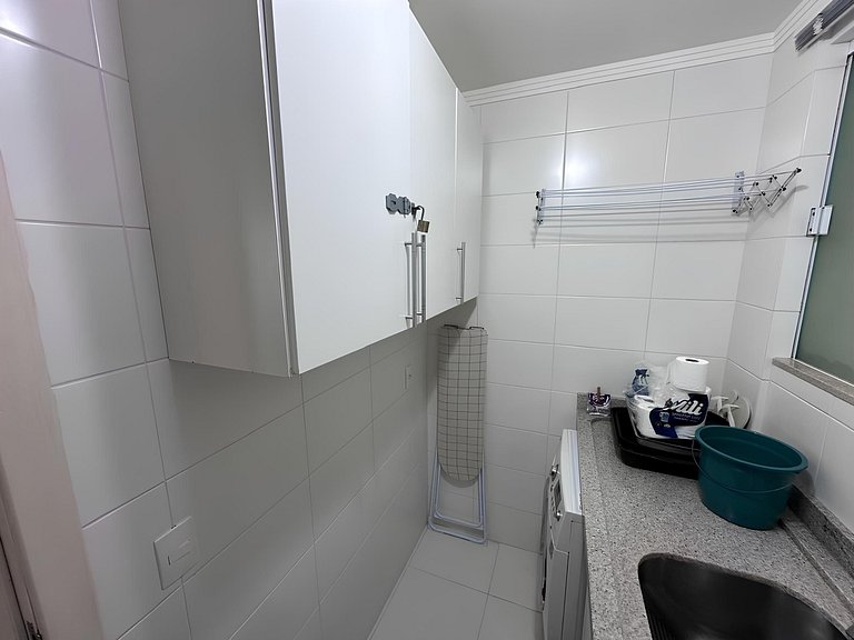 cód 81 - Apartamento de 3 dormitórios á 90m do mar.