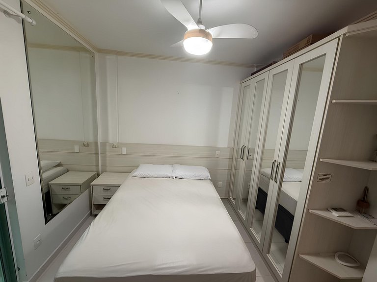 cód 81 - Apartamento de 3 dormitórios á 90m do mar.
