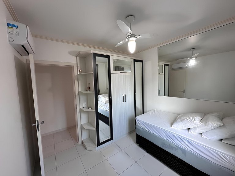 cód 81 - Apartamento de 3 dormitórios á 90m do mar.