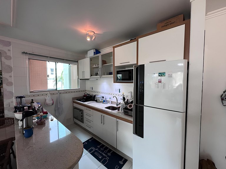 cód 81 - Apartamento de 3 dormitórios á 90m do mar.