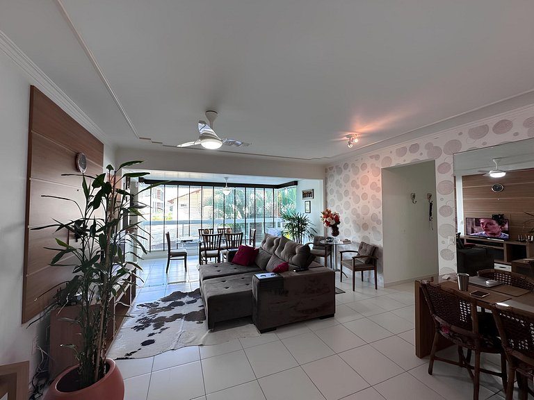 cód 81 - Apartamento de 3 dormitórios á 90m do mar.