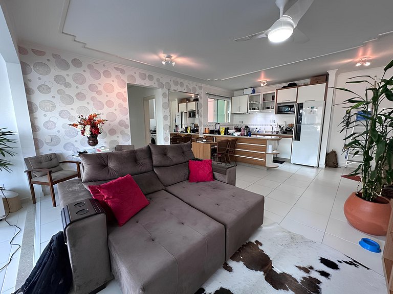 cód 81 - Apartamento de 3 dormitórios á 90m do mar.