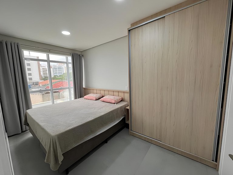 cód 99 - Excelente apartamento 100 metros da praia