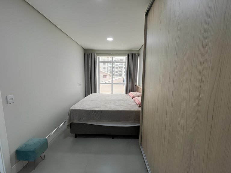 cód 99 - Excelente apartamento 100 metros da praia