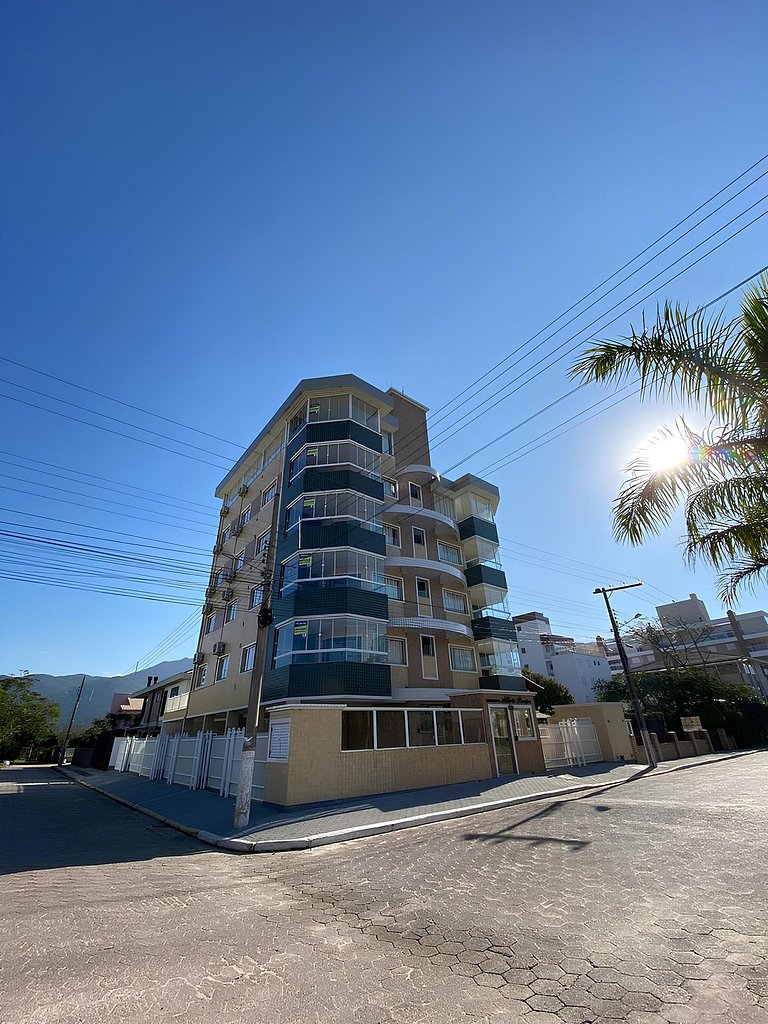 cód 101 - Apartamento á apenas 100m do mar!