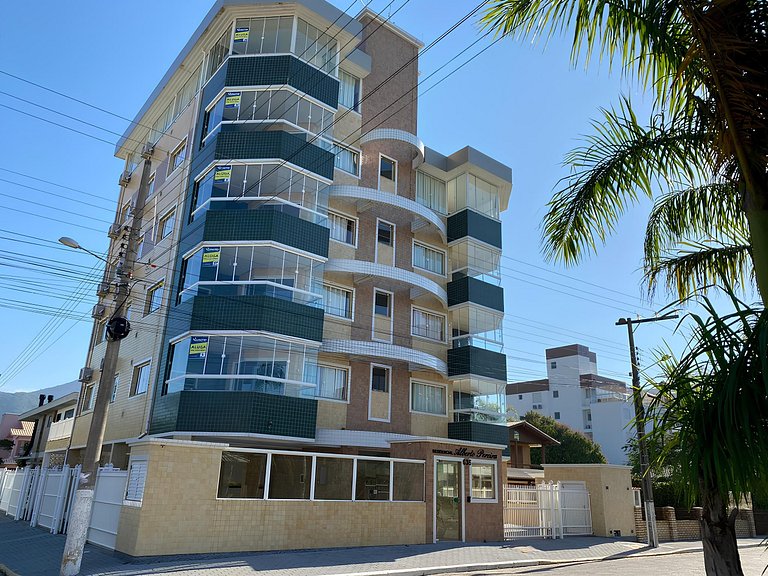 cód 101 - Apartamento á apenas 100m do mar!