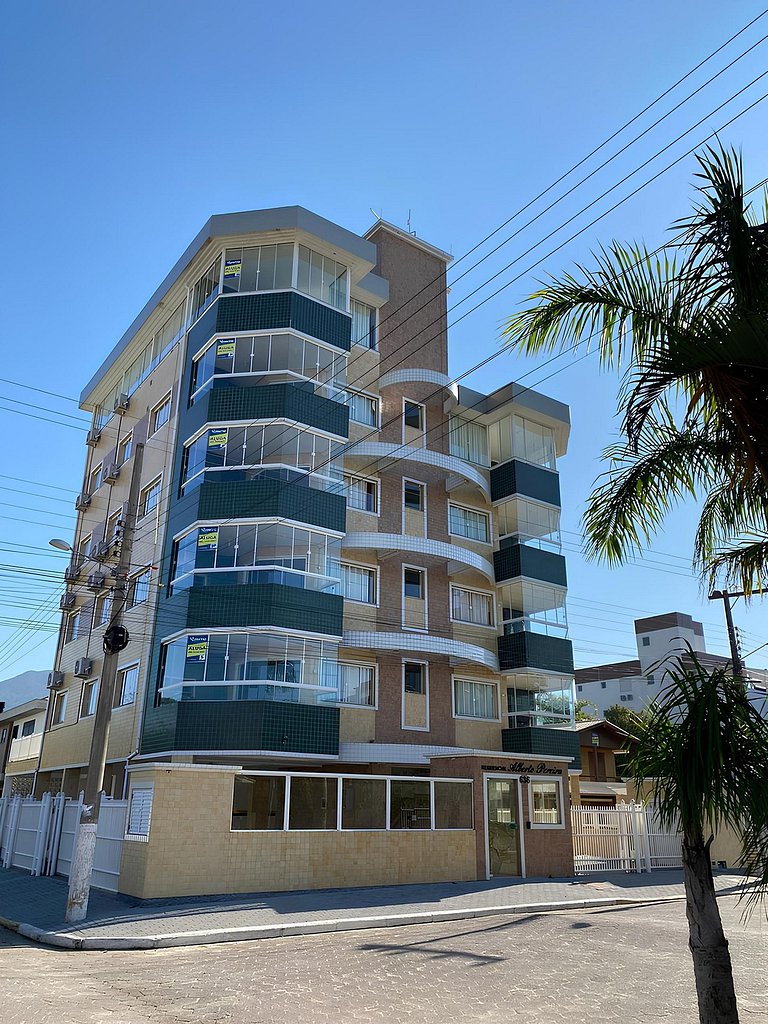 cód 101 - Apartamento á apenas 100m do mar!