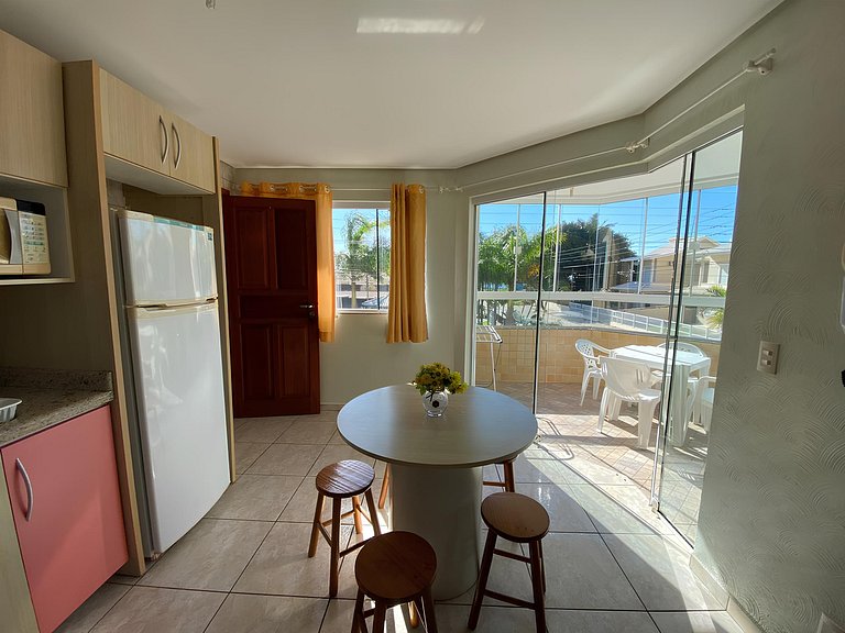 cód 101 - Apartamento á apenas 100m do mar!