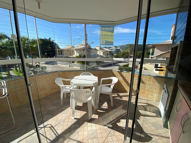 cód 101 - Apartamento á apenas 100m do mar!