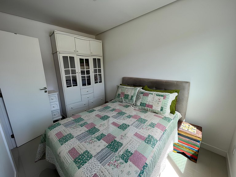 cód 125 - Apartamento amplo, a 80 metros do mar