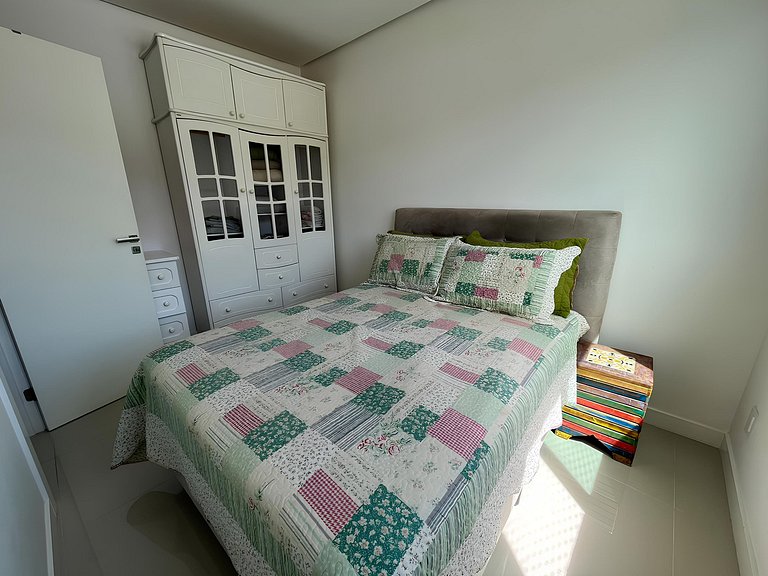 cód 125 - Apartamento amplo, a 80 metros do mar