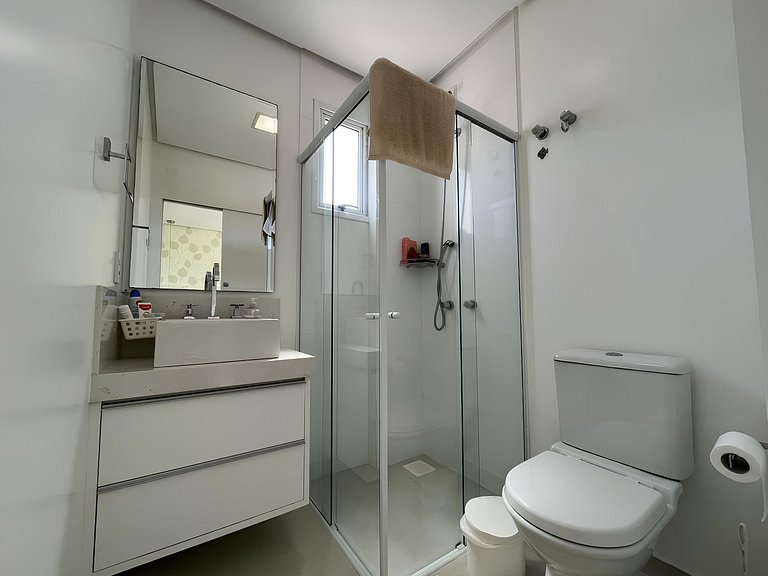 cód 125 - Apartamento amplo, a 80 metros do mar
