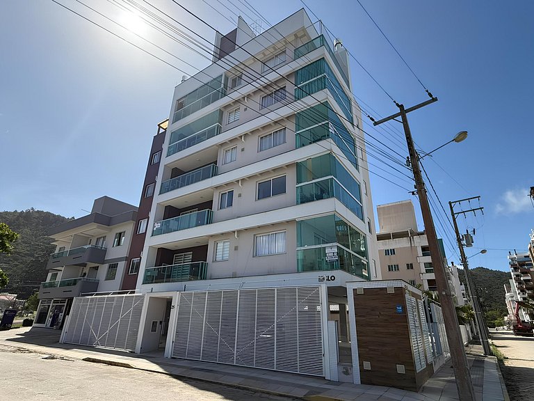 cód 152 - Excelente apartamento á 300m do mar!