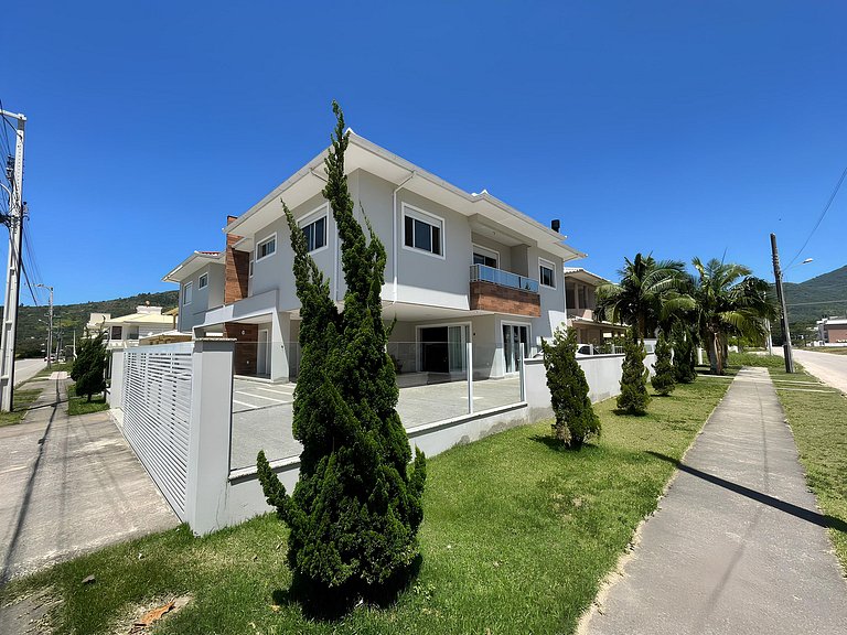 Cód 155 - Casa ampla e arejada, 280m do mar